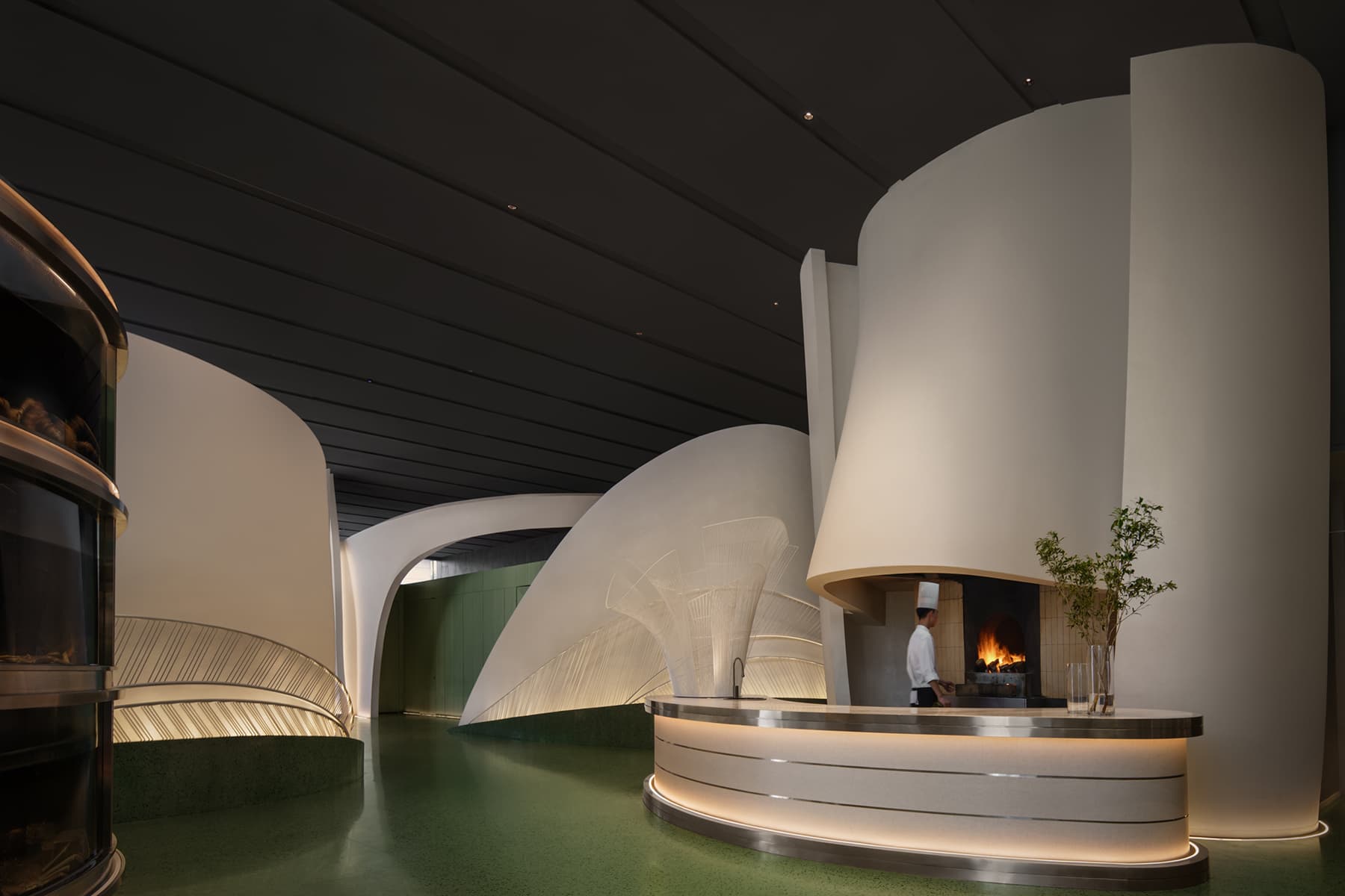 Природные мотивы, массивные формы и зеленые тона в нестандартном интерьере ресторана в Китае — проект бюро FUNUN LAB