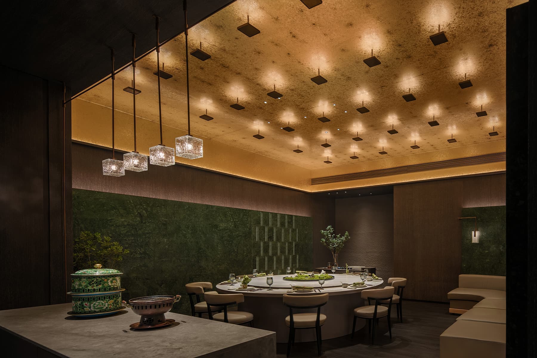 Природные мотивы, массивные формы и зеленые тона в нестандартном интерьере ресторана в Китае — проект бюро FUNUN LAB