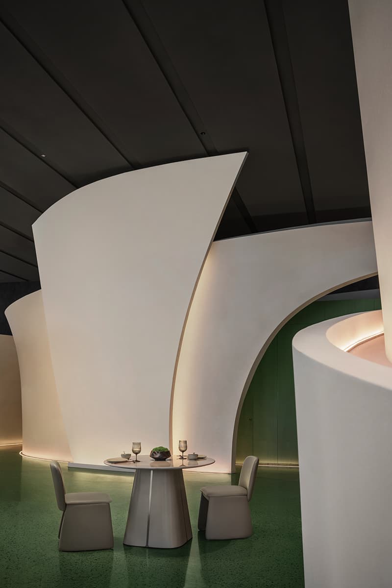 Природные мотивы, массивные формы и зеленые тона в нестандартном интерьере ресторана в Китае — проект бюро FUNUN LAB