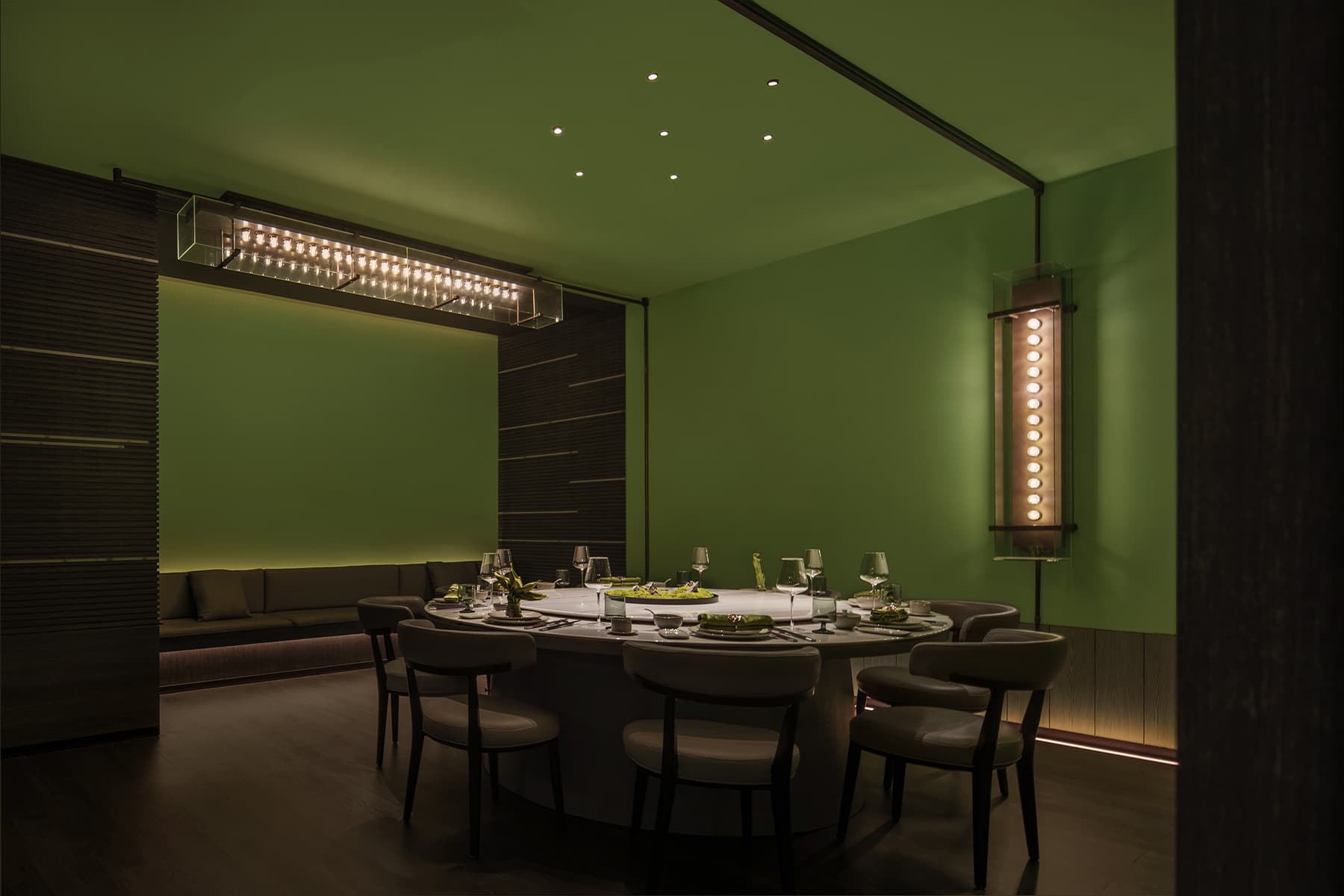 Природные мотивы, массивные формы и зеленые тона в нестандартном интерьере ресторана в Китае — проект бюро FUNUN LAB