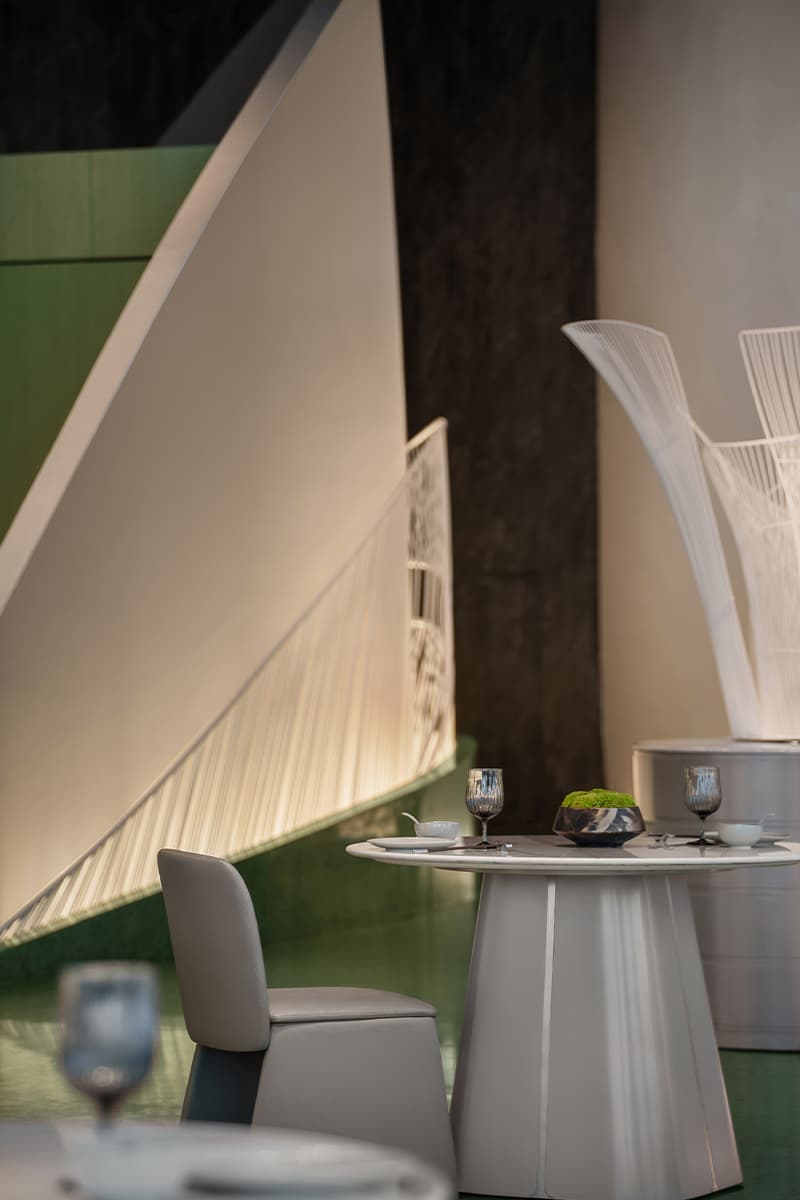 Природные мотивы, массивные формы и зеленые тона в нестандартном интерьере ресторана в Китае — проект бюро FUNUN LAB