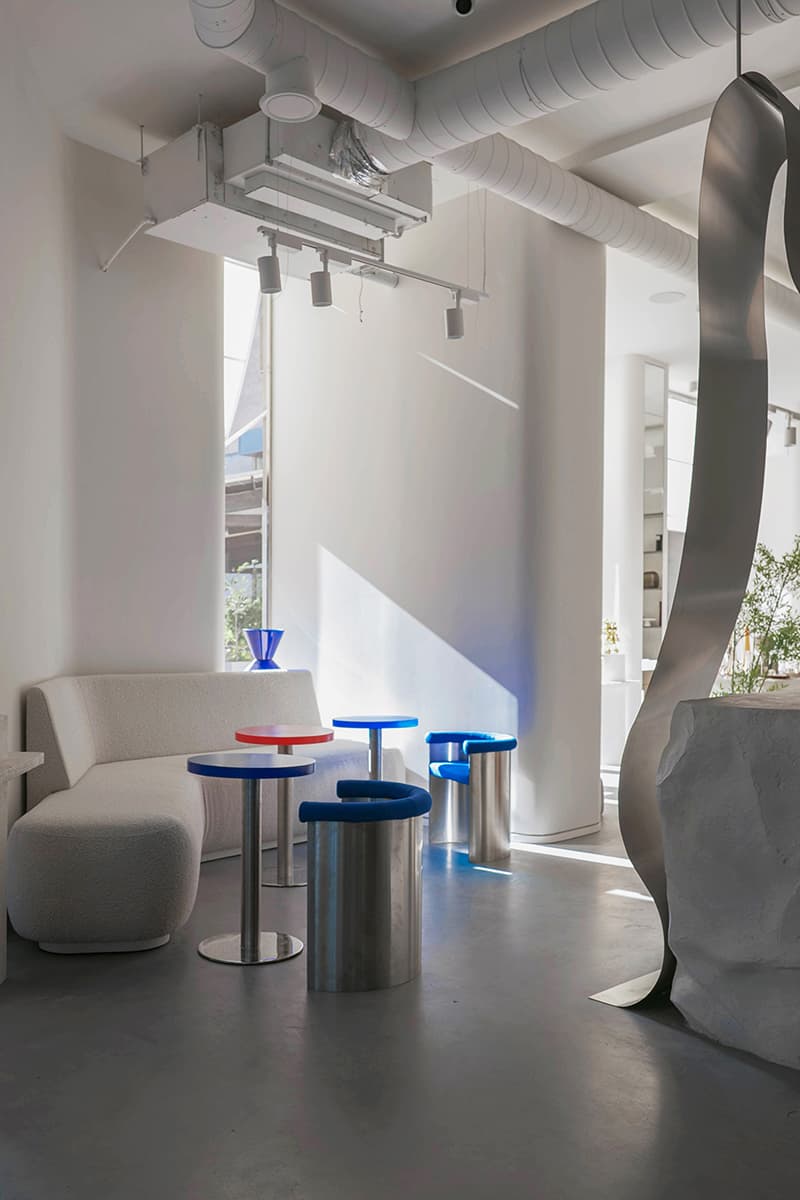 Диалог мягких изгибов и металла в интерьере магазина домашнего декора в Армении — проект STUDIO SHOO