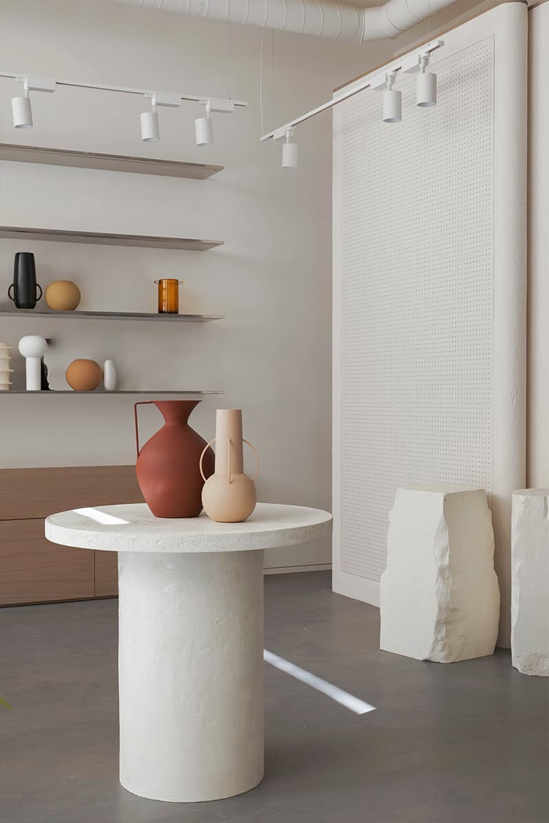 Диалог мягких изгибов и металла в интерьере магазина домашнего декора в Армении — проект STUDIO SHOO