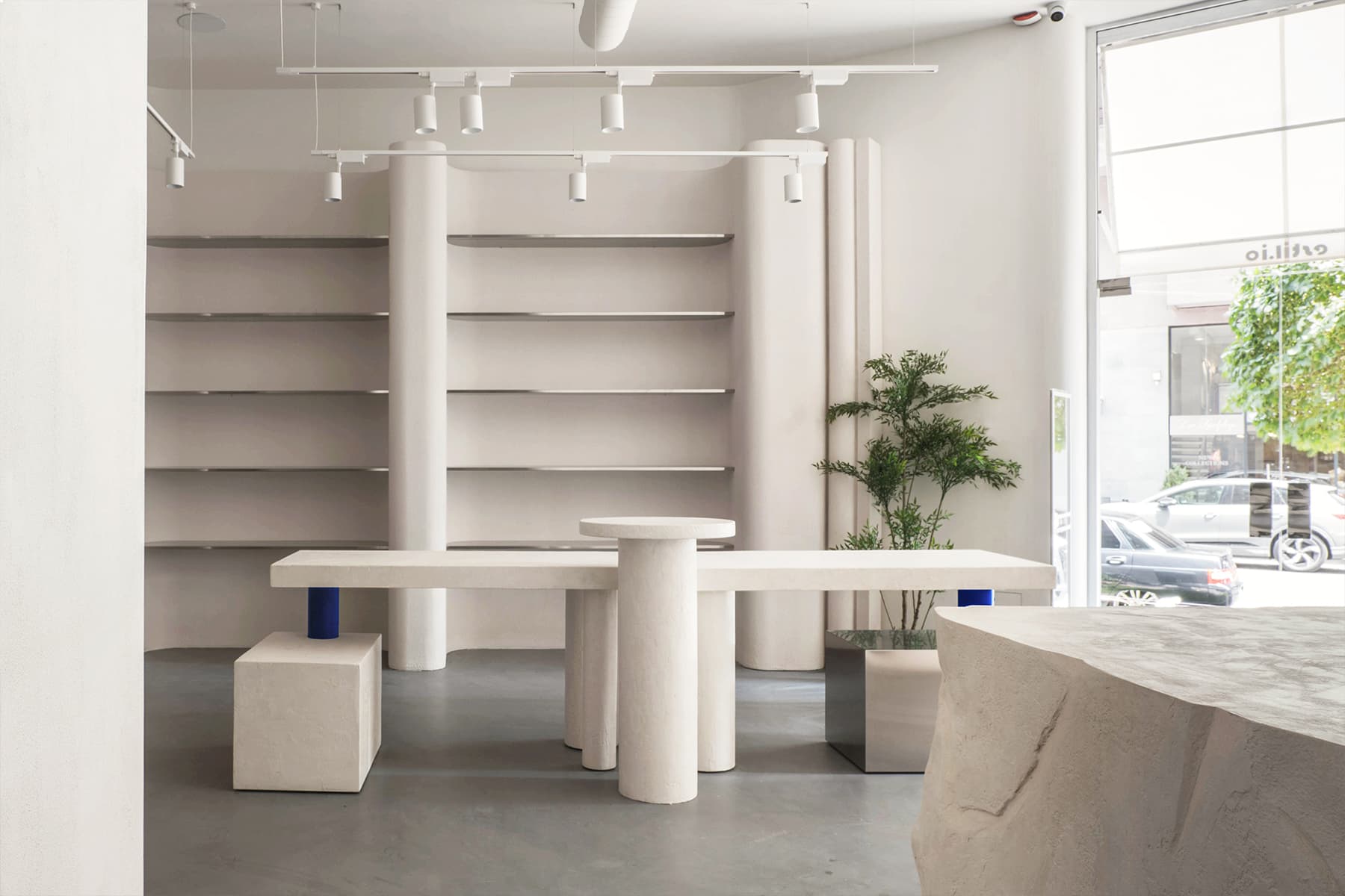 Диалог мягких изгибов и металла в интерьере магазина домашнего декора в Армении — проект STUDIO SHOO