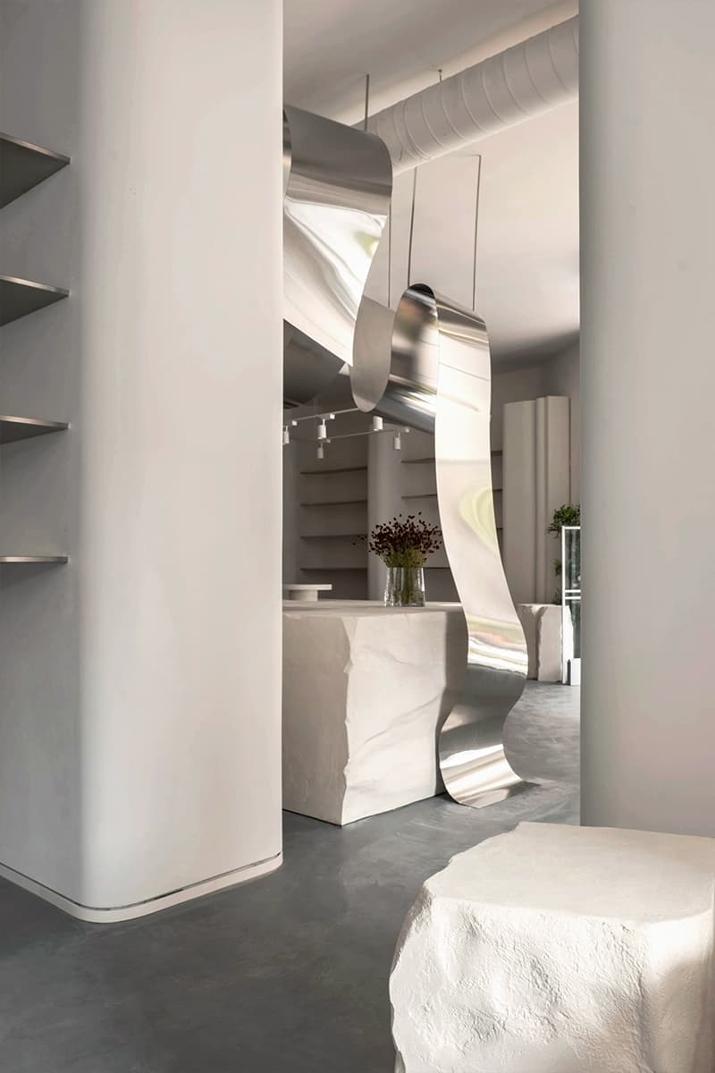 Диалог мягких изгибов и металла в интерьере магазина домашнего декора в Армении — проект STUDIO SHOO