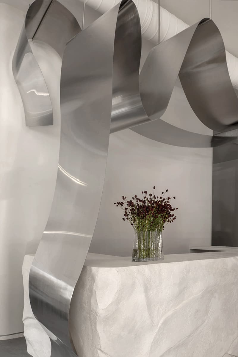 Диалог мягких изгибов и металла в интерьере магазина домашнего декора в Армении — проект STUDIO SHOO