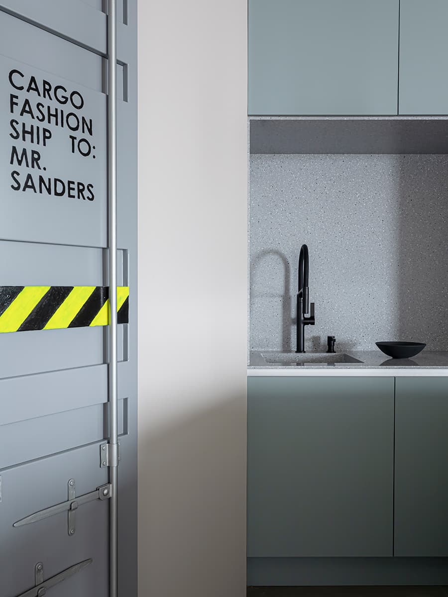 Бетонные потолки, кожа и индустриальные детали в интерьере квартиры для молодого человека — проект Ольги Коваленко