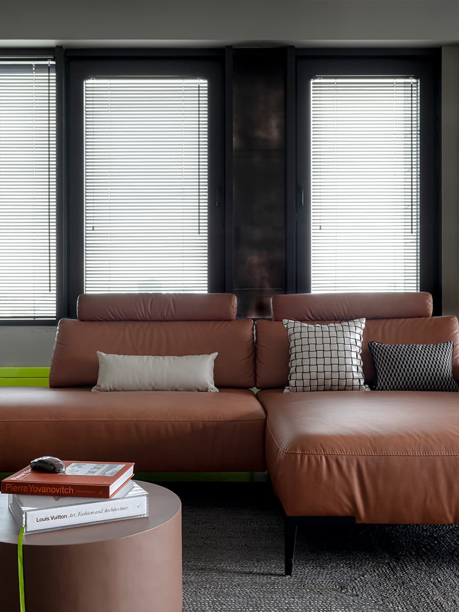 Бетонные потолки, кожа и индустриальные детали в интерьере квартиры для молодого человека — проект Ольги Коваленко