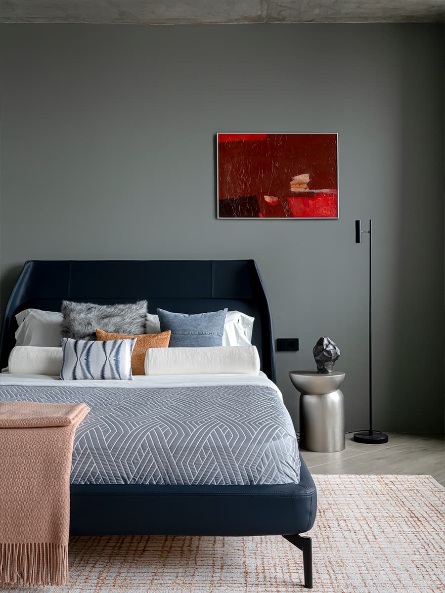 Бетонные потолки, кожа и индустриальные детали в интерьере квартиры для молодого человека — проект Ольги Коваленко