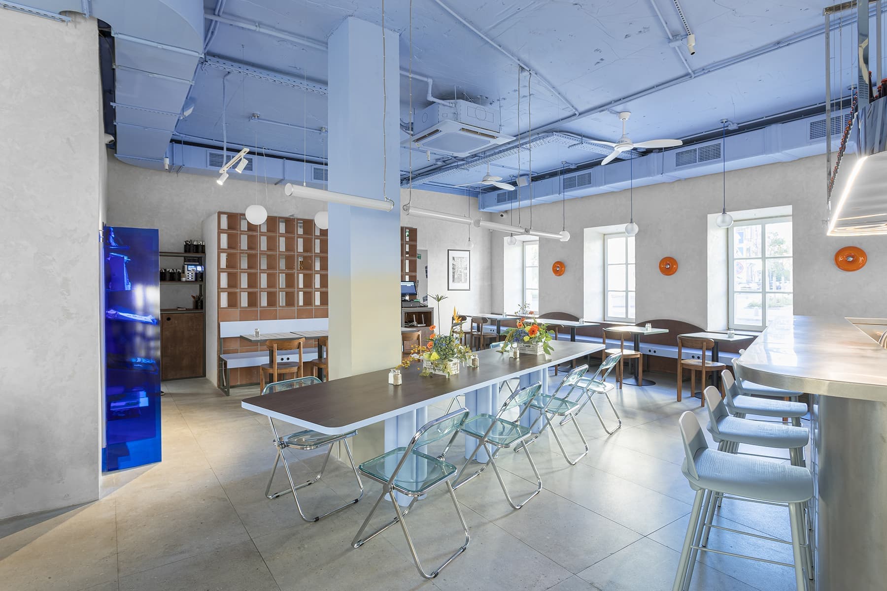 Винтаж и все оттенки голубого в интерьере модного московского кафе — проект бюро UTRO