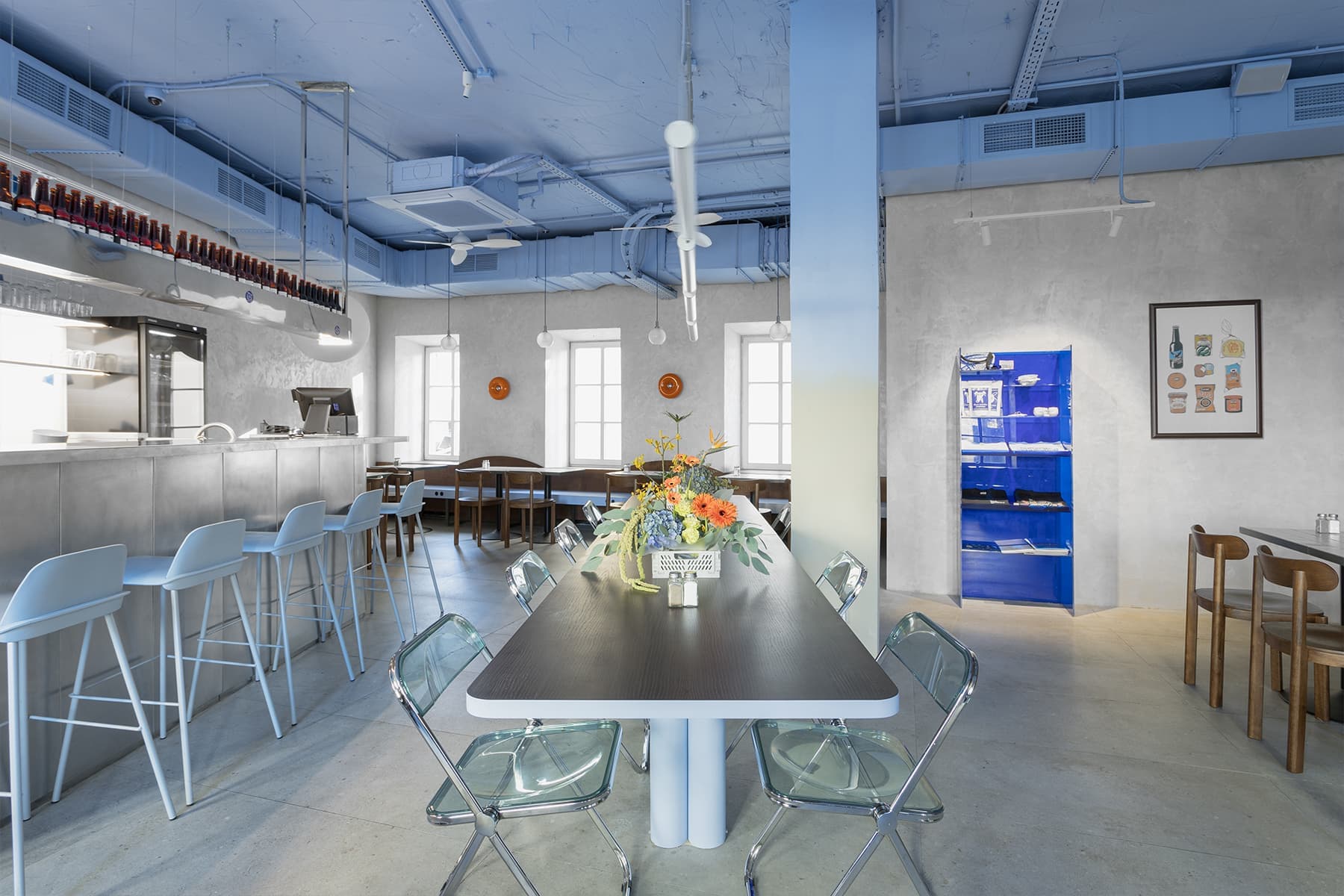 Винтаж и все оттенки голубого в интерьере модного московского кафе — проект бюро UTRO