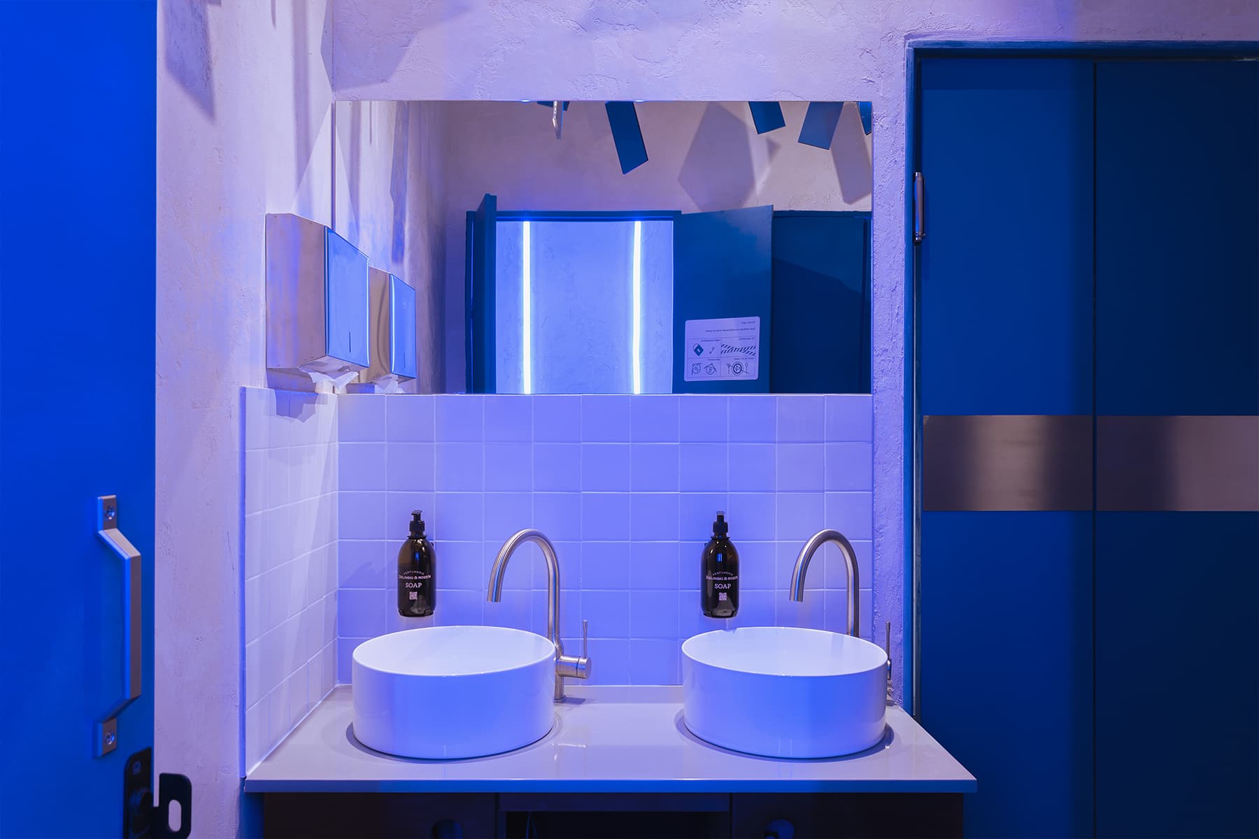 Винтаж и все оттенки голубого в интерьере модного московского кафе — проект бюро UTRO