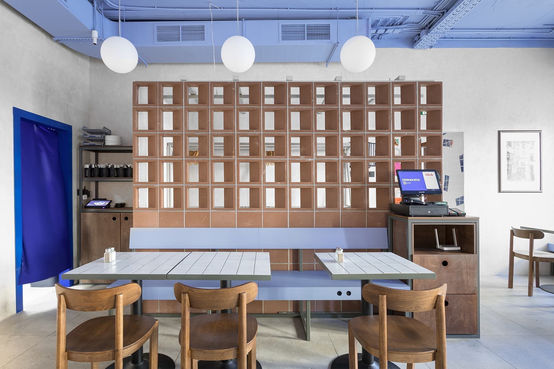 Винтаж и все оттенки голубого в интерьере модного московского кафе — проект бюро UTRO