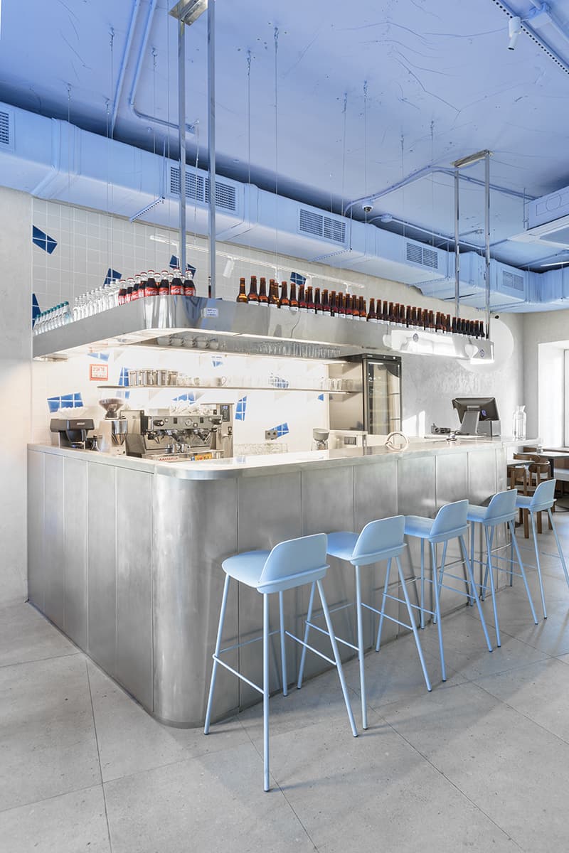 Винтаж и все оттенки голубого в интерьере модного московского кафе — проект бюро UTRO