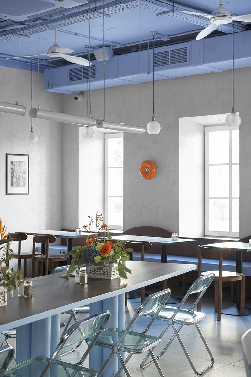 Винтаж и все оттенки голубого в интерьере модного московского кафе — проект бюро UTRO