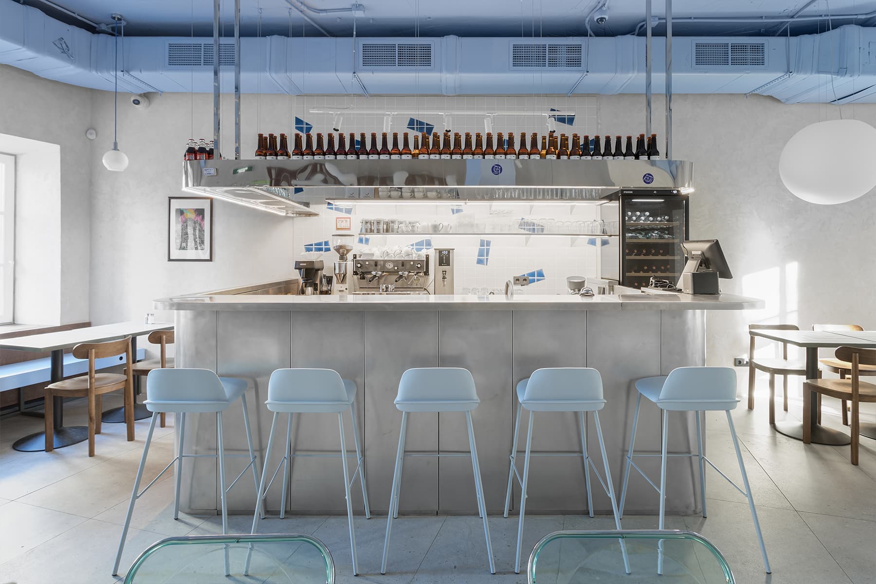 Винтаж и все оттенки голубого в интерьере модного московского кафе — проект бюро UTRO