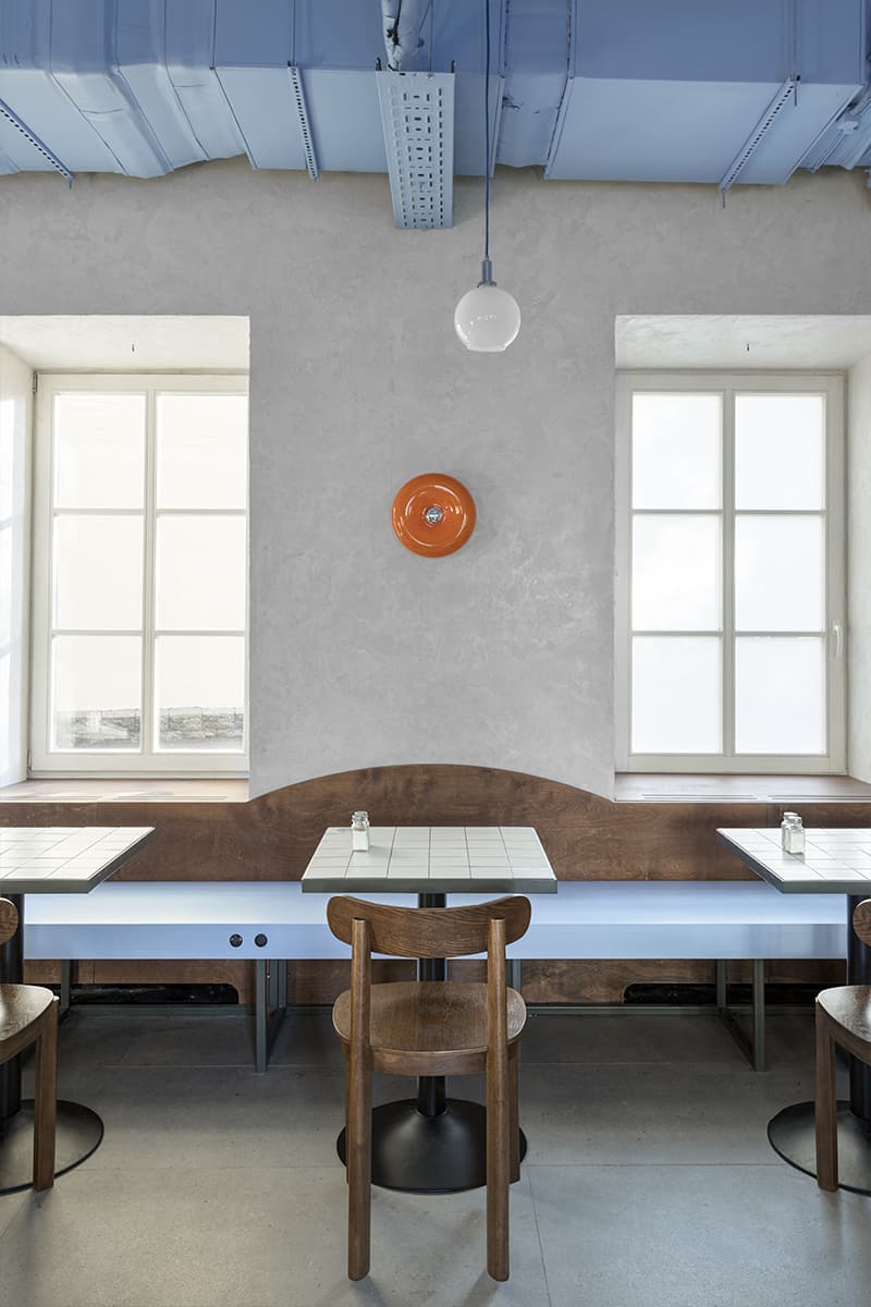 Винтаж и все оттенки голубого в интерьере модного московского кафе — проект бюро UTRO