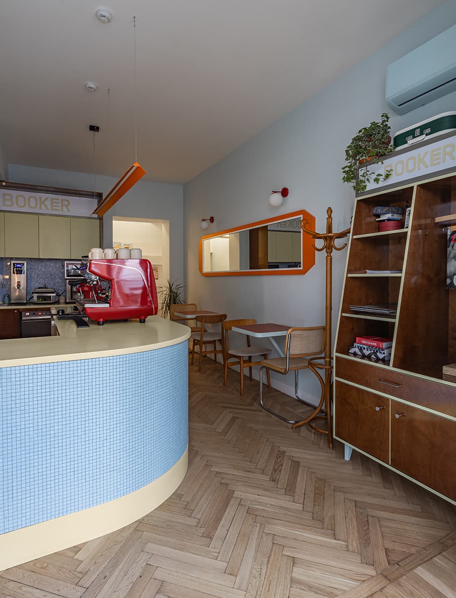 Уютный и красочный интерьер локальной кофейни с функцией культурного центра — проект vandall bureau