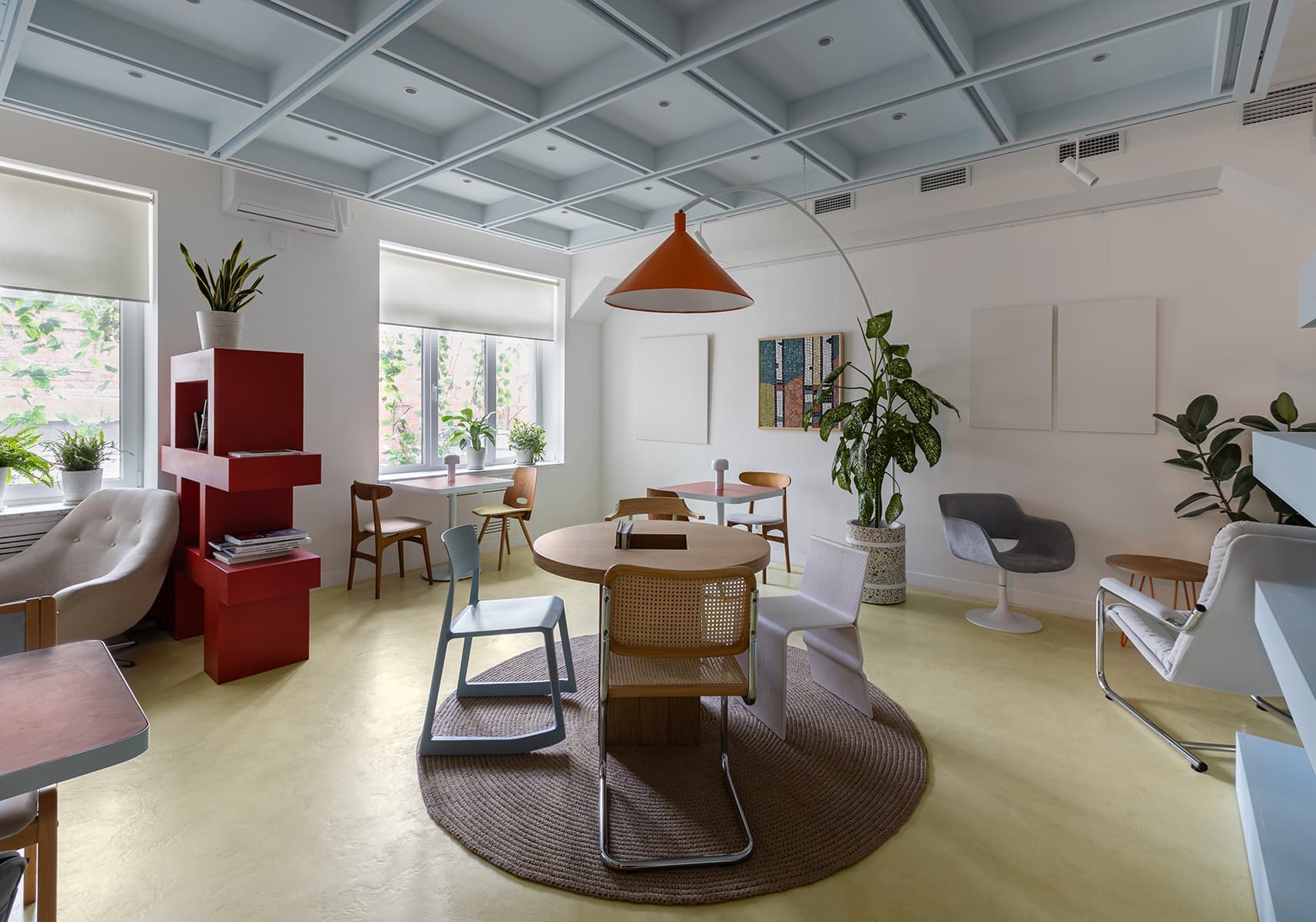 Уютный и красочный интерьер локальной кофейни с функцией культурного центра — проект vandall bureau