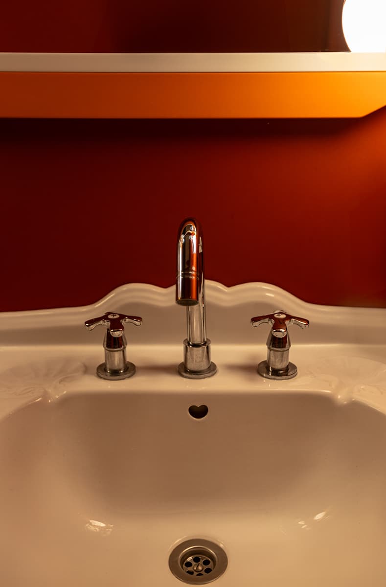 Уютный и красочный интерьер локальной кофейни с функцией культурного центра — проект vandall bureau