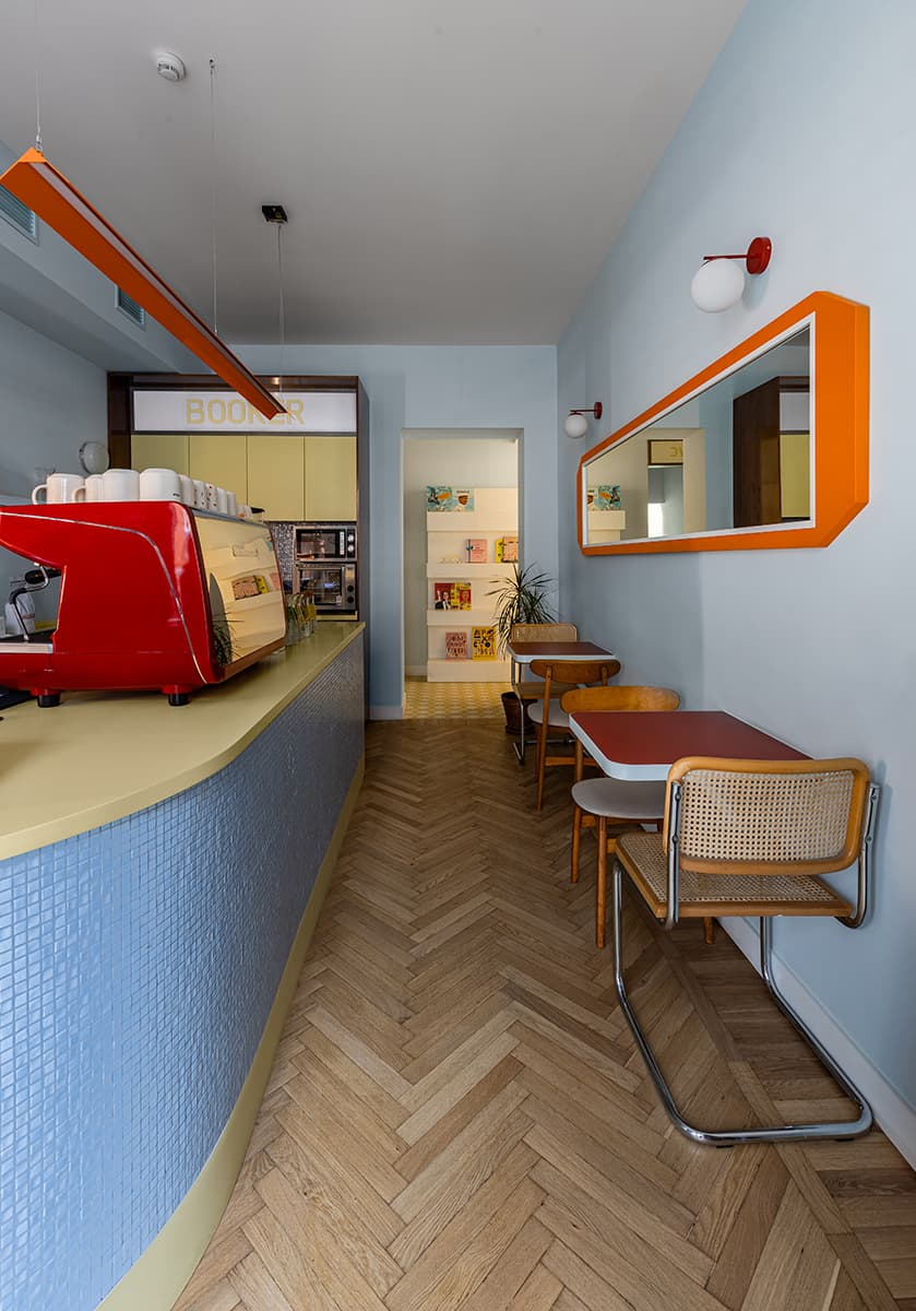 Уютный и красочный интерьер локальной кофейни с функцией культурного центра — проект vandall bureau