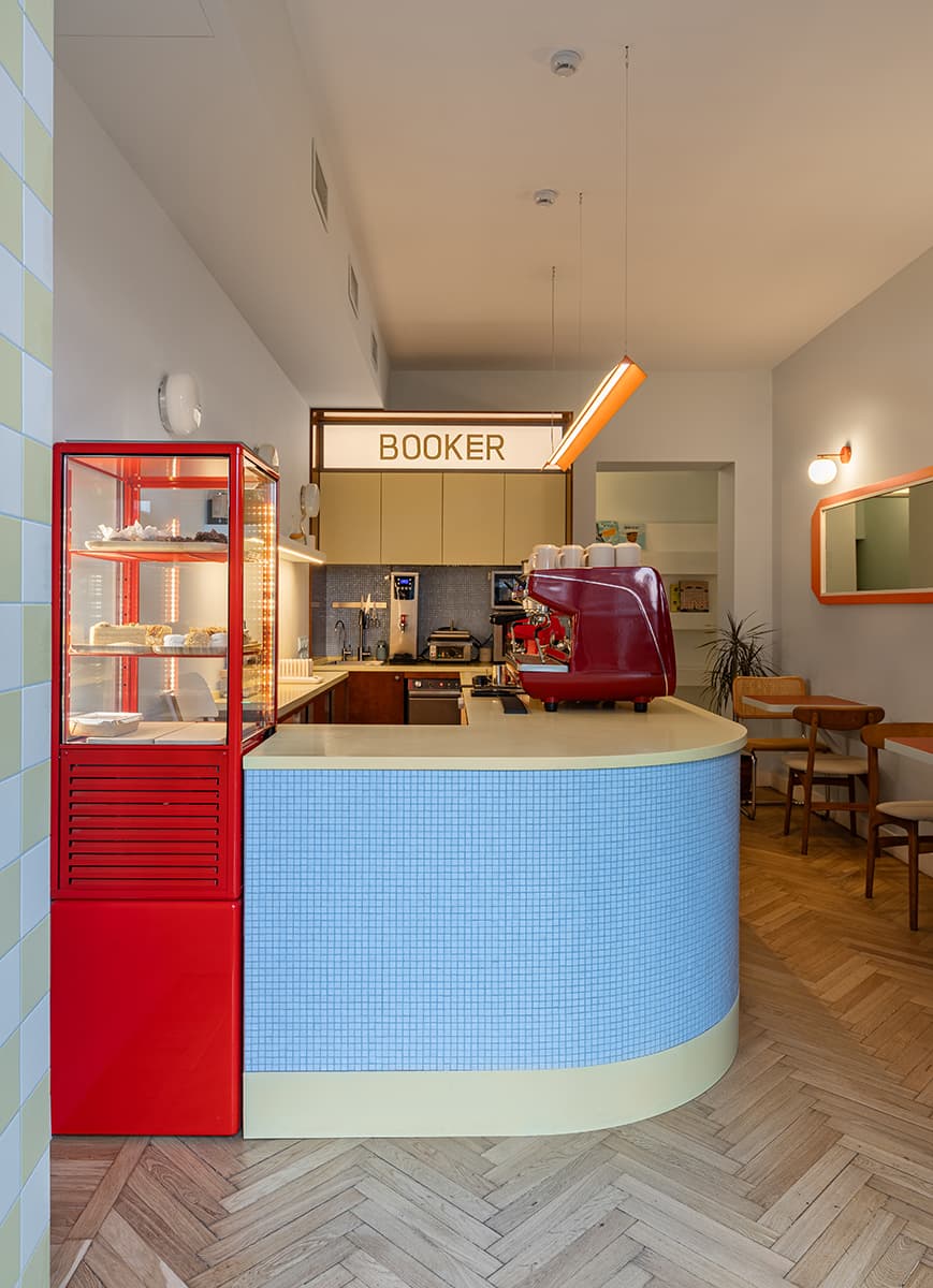 Уютный и красочный интерьер локальной кофейни с функцией культурного центра — проект vandall bureau