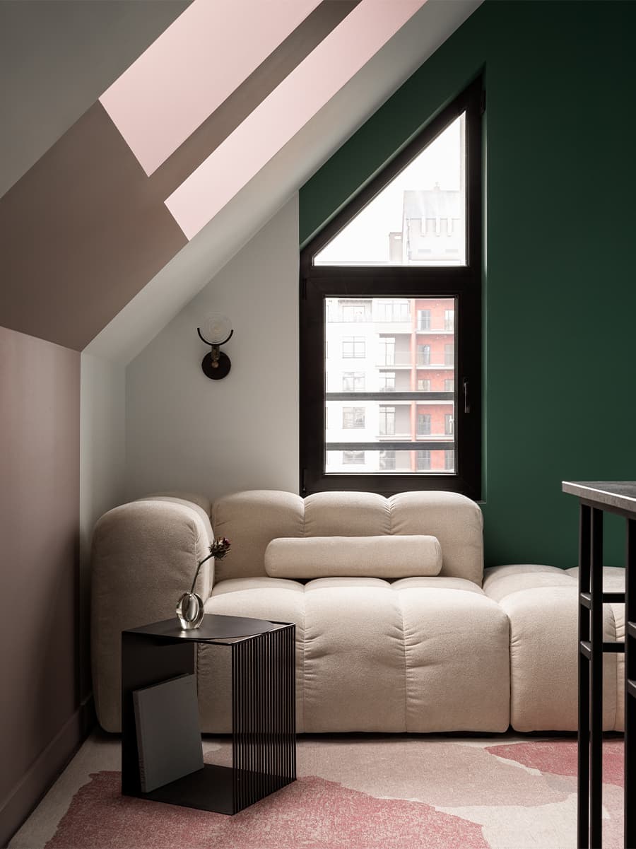Нестандартные решения в интерьере квартиры со скошенным потолком — проект Анны Миклашевской