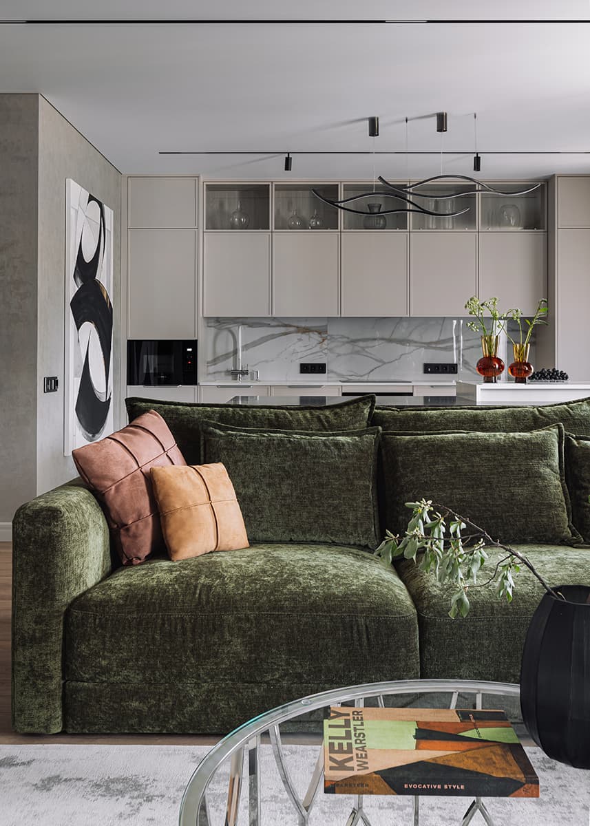 Травянистые оттенки, большой камин и обилие текстур в интерьере квартиры для молодой пары — проект студии Level Design