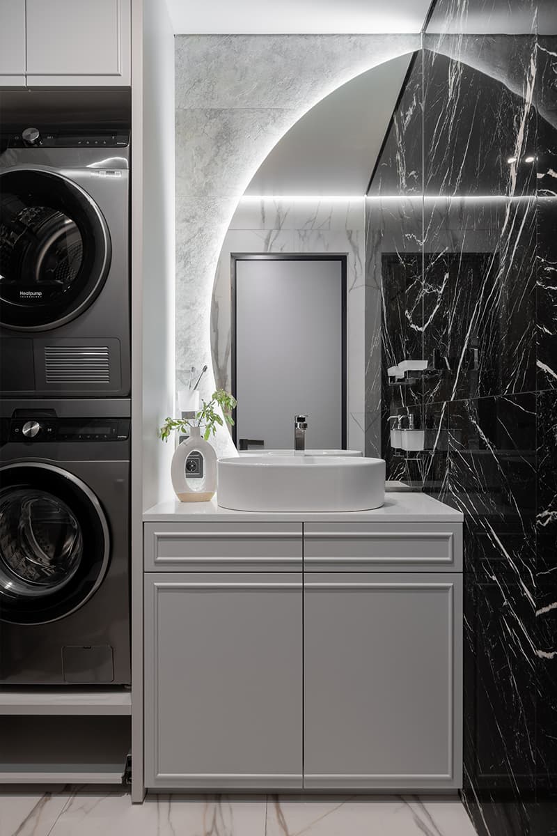 Травянистые оттенки, большой камин и обилие текстур в интерьере квартиры для молодой пары — проект студии Level Design