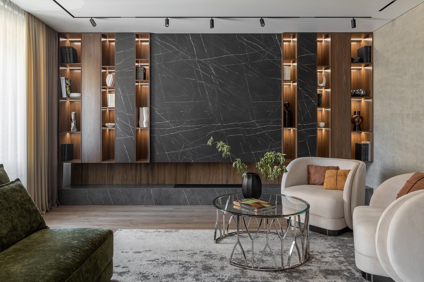 Травянистые оттенки, большой камин и обилие текстур в интерьере квартиры для молодой пары — проект студии Level Design