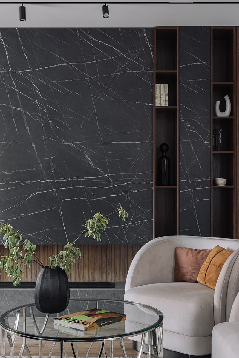 Травянистые оттенки, большой камин и обилие текстур в интерьере квартиры для молодой пары — проект студии Level Design