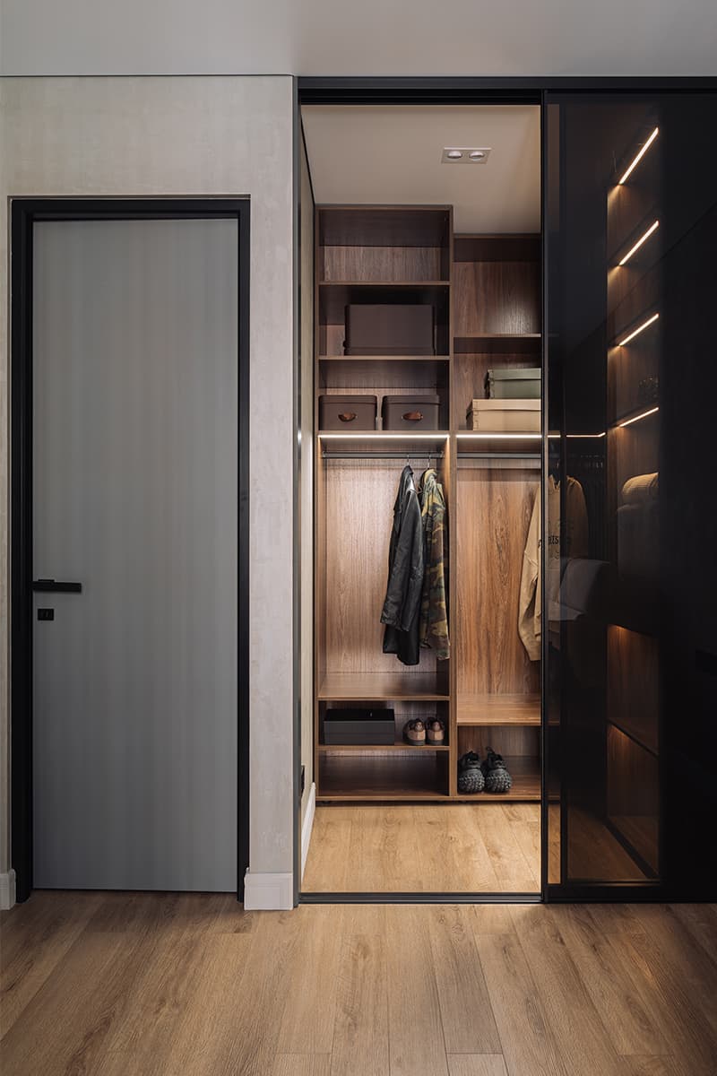 Травянистые оттенки, большой камин и обилие текстур в интерьере квартиры для молодой пары — проект студии Level Design