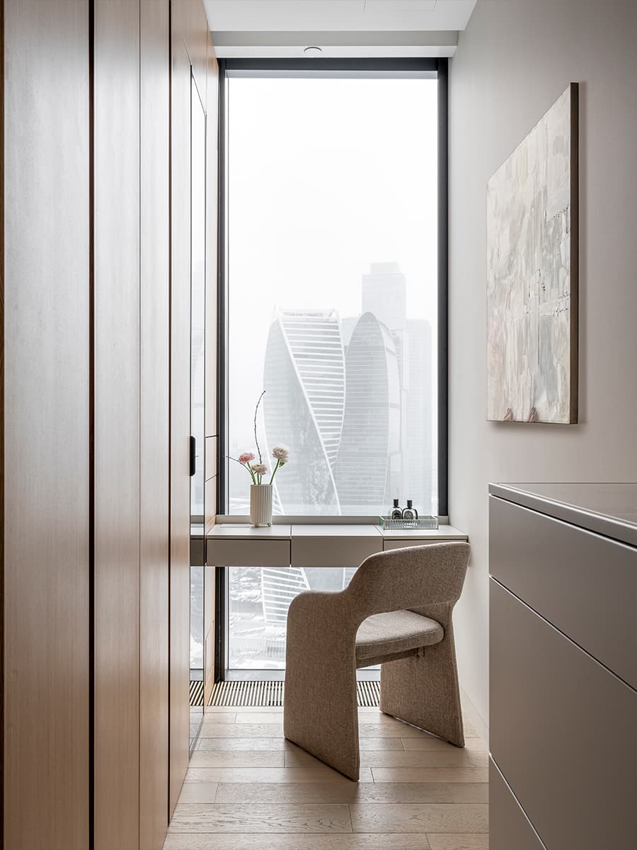 Сдержанный интерьер квартиры с видом на Москва-Сити — проект Кристины Кораблиной