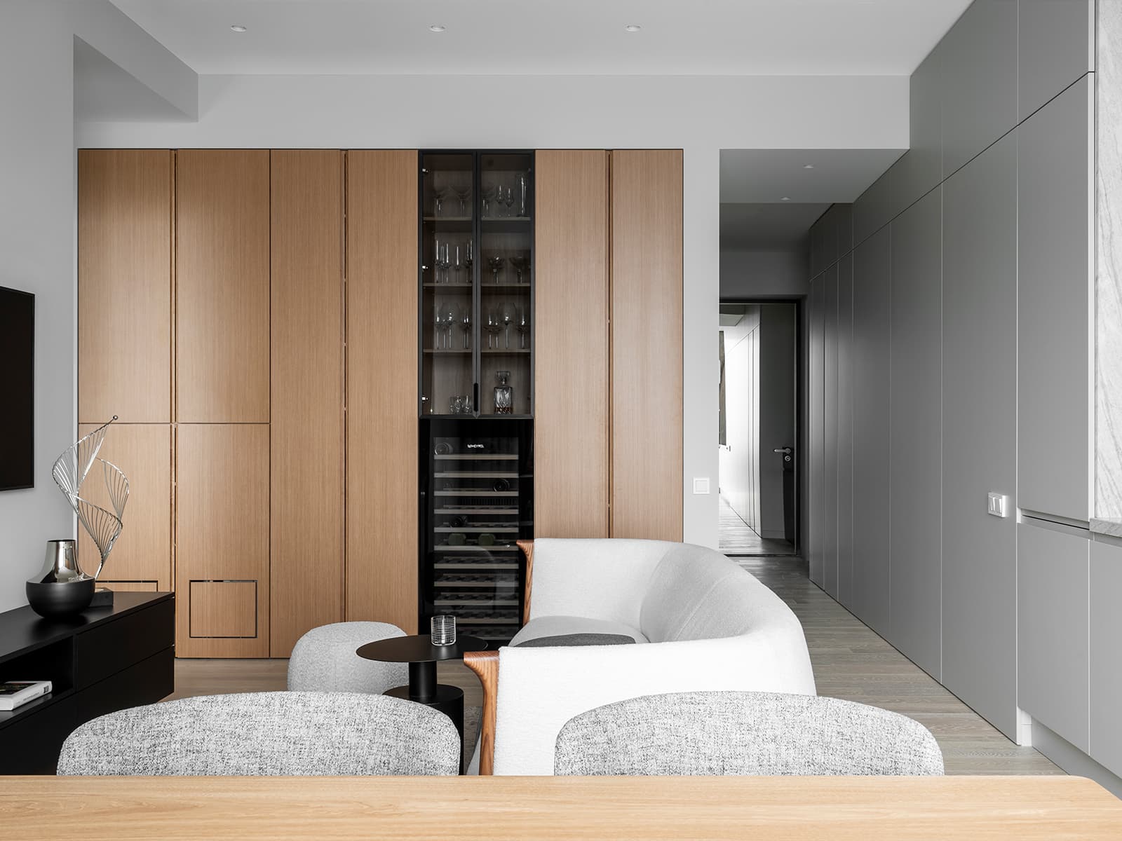 Сдержанный интерьер квартиры с видом на Москва-Сити — проект Кристины Кораблиной