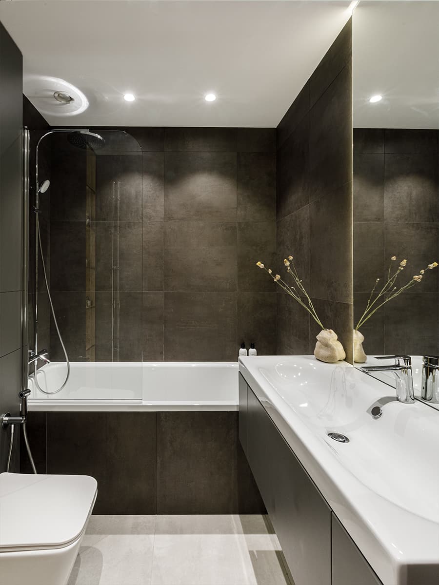 Светлая палитра и деревянные акценты в интерьере квартиры с элементами стиля джапанди — проект 4room.studio