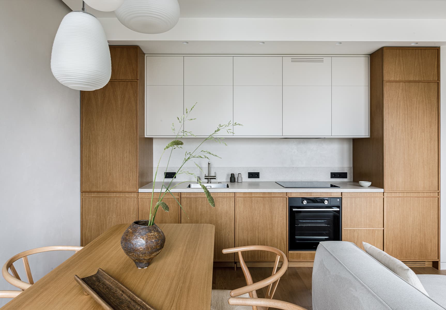 Светлая палитра и деревянные акценты в интерьере квартиры с элементами стиля джапанди — проект 4room.studio