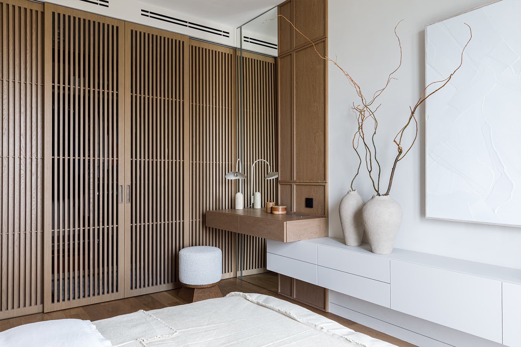 Светлая палитра и деревянные акценты в интерьере квартиры с элементами стиля джапанди — проект 4room.studio