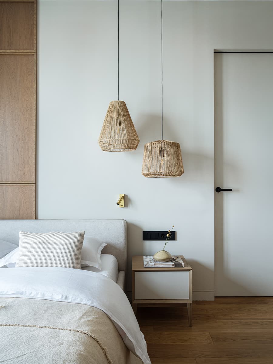 Светлая палитра и деревянные акценты в интерьере квартиры с элементами стиля джапанди — проект 4room.studio