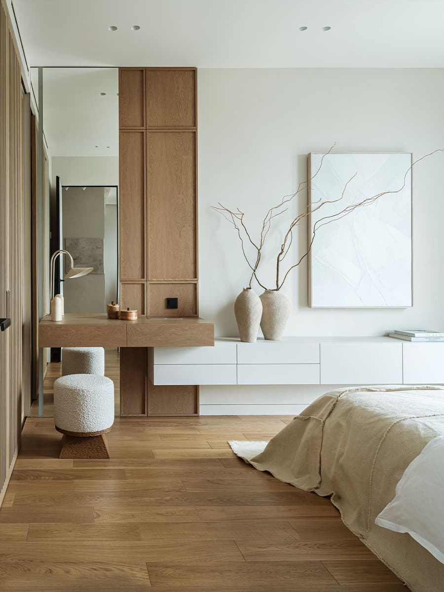 Светлая палитра и деревянные акценты в интерьере квартиры с элементами стиля джапанди — проект 4room.studio