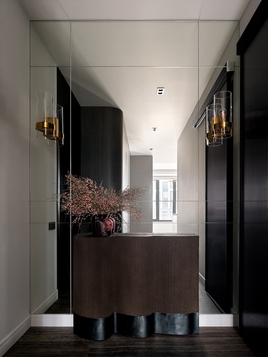 Контраст прямых линий и плавных форм в интерьере квартиры для женщины с двумя детьми — проект Юлии Айтекеновой