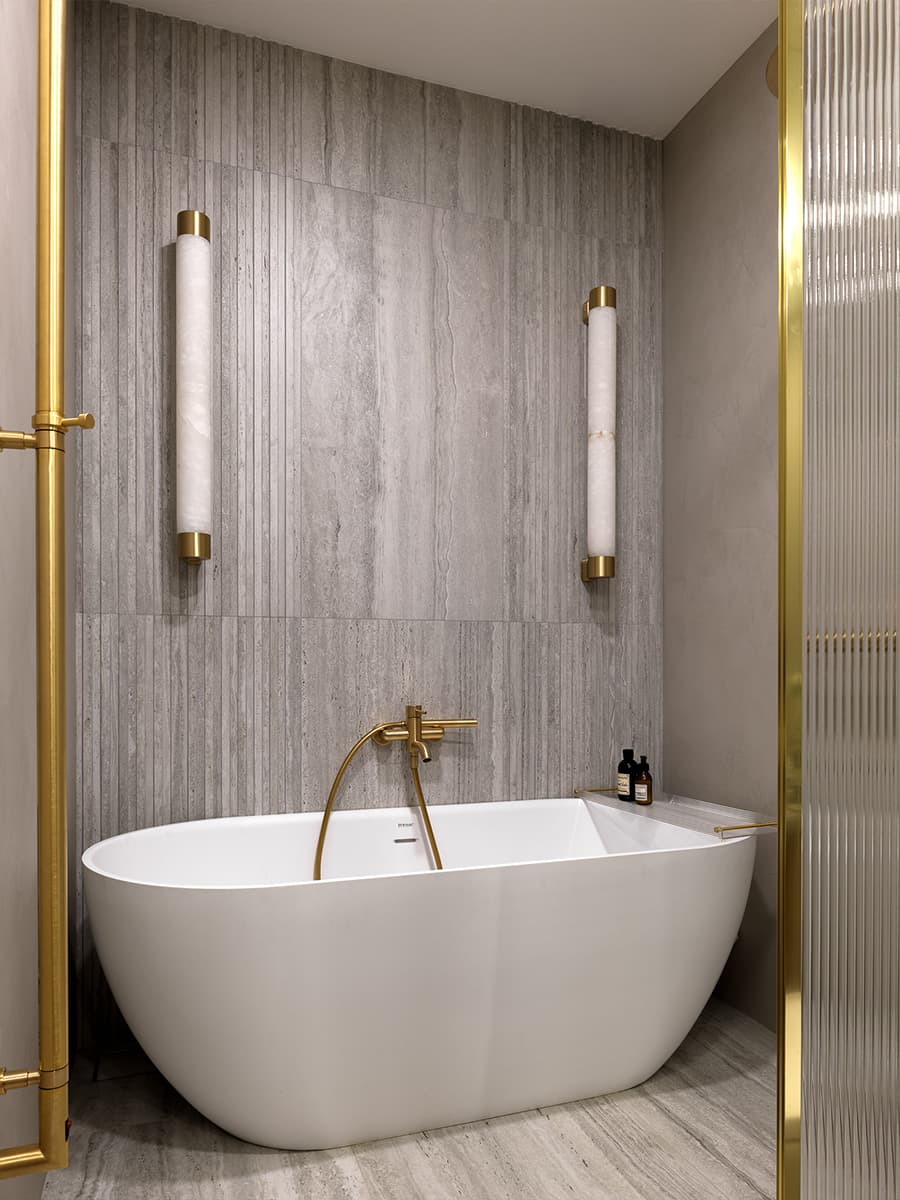 Контраст прямых линий и плавных форм в интерьере квартиры для женщины с двумя детьми — проект Юлии Айтекеновой