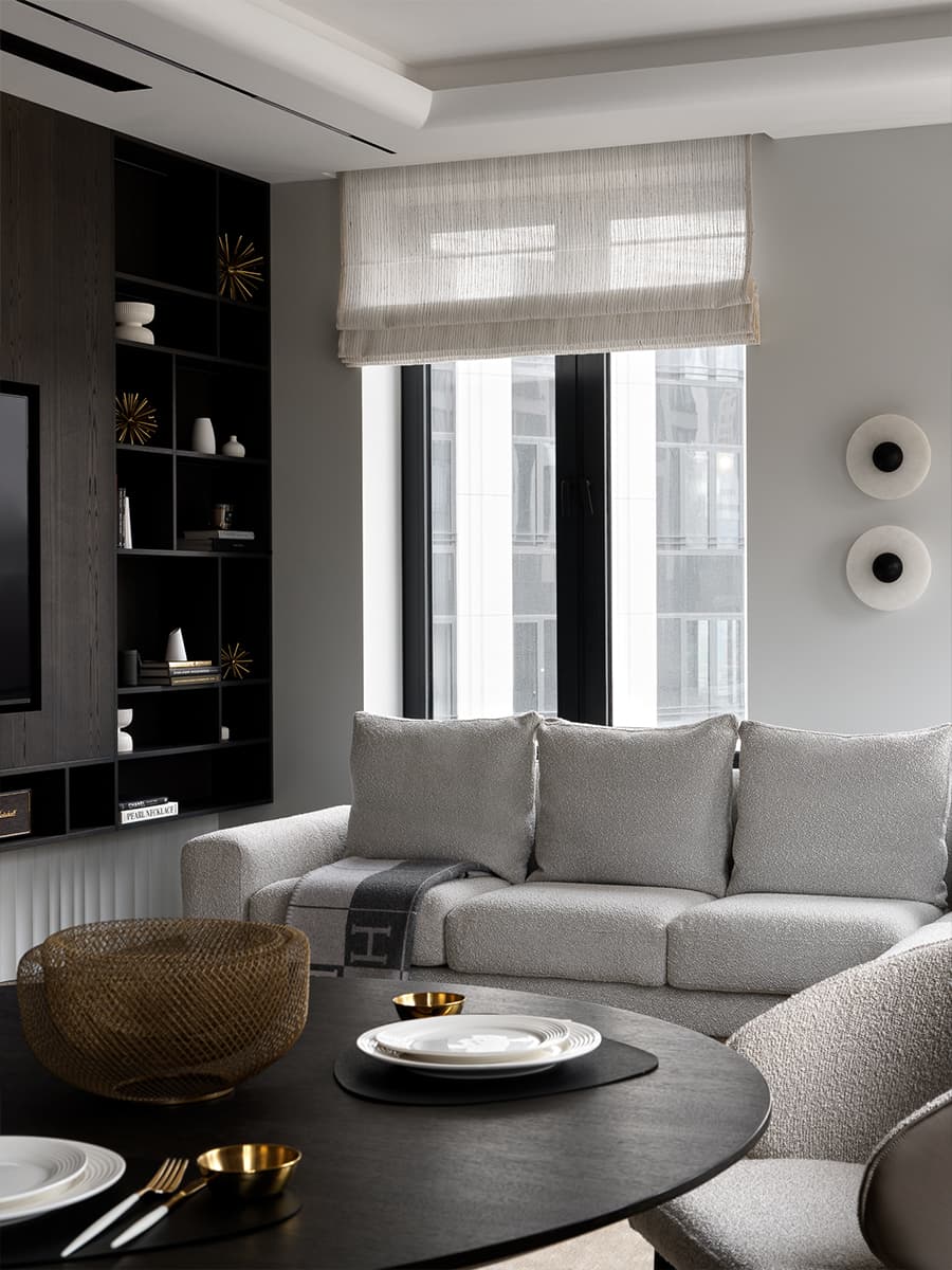 Контраст прямых линий и плавных форм в интерьере квартиры для женщины с двумя детьми — проект Юлии Айтекеновой