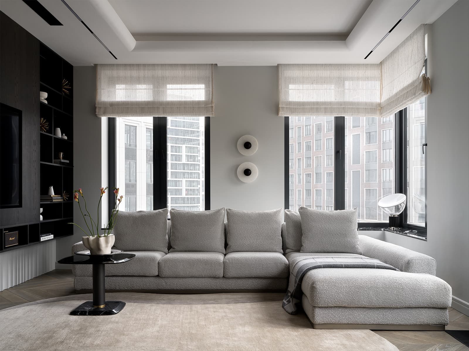 Контраст прямых линий и плавных форм в интерьере квартиры для женщины с двумя детьми — проект Юлии Айтекеновой