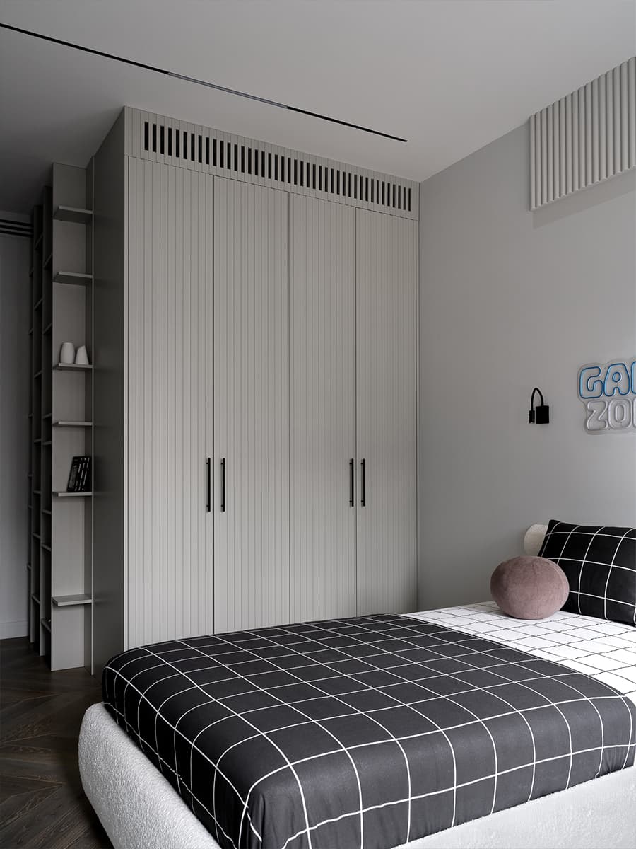 Контраст прямых линий и плавных форм в интерьере квартиры для женщины с двумя детьми — проект Юлии Айтекеновой