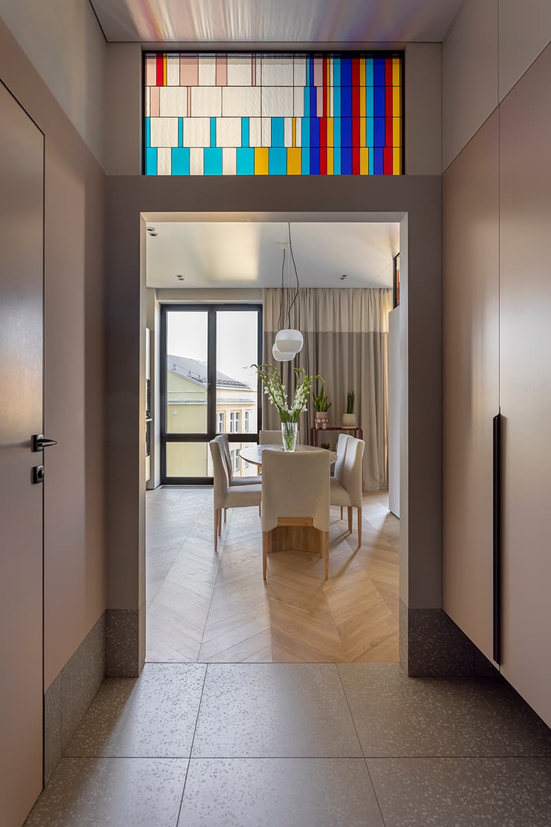 Стеклянные витражи и мозаичные панно в интерьере квартиры для креативной девушки — проект Ольги Гура