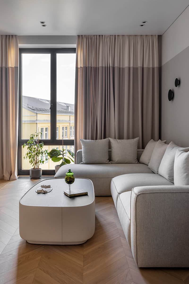 Стеклянные витражи и мозаичные панно в интерьере квартиры для креативной девушки — проект Ольги Гура