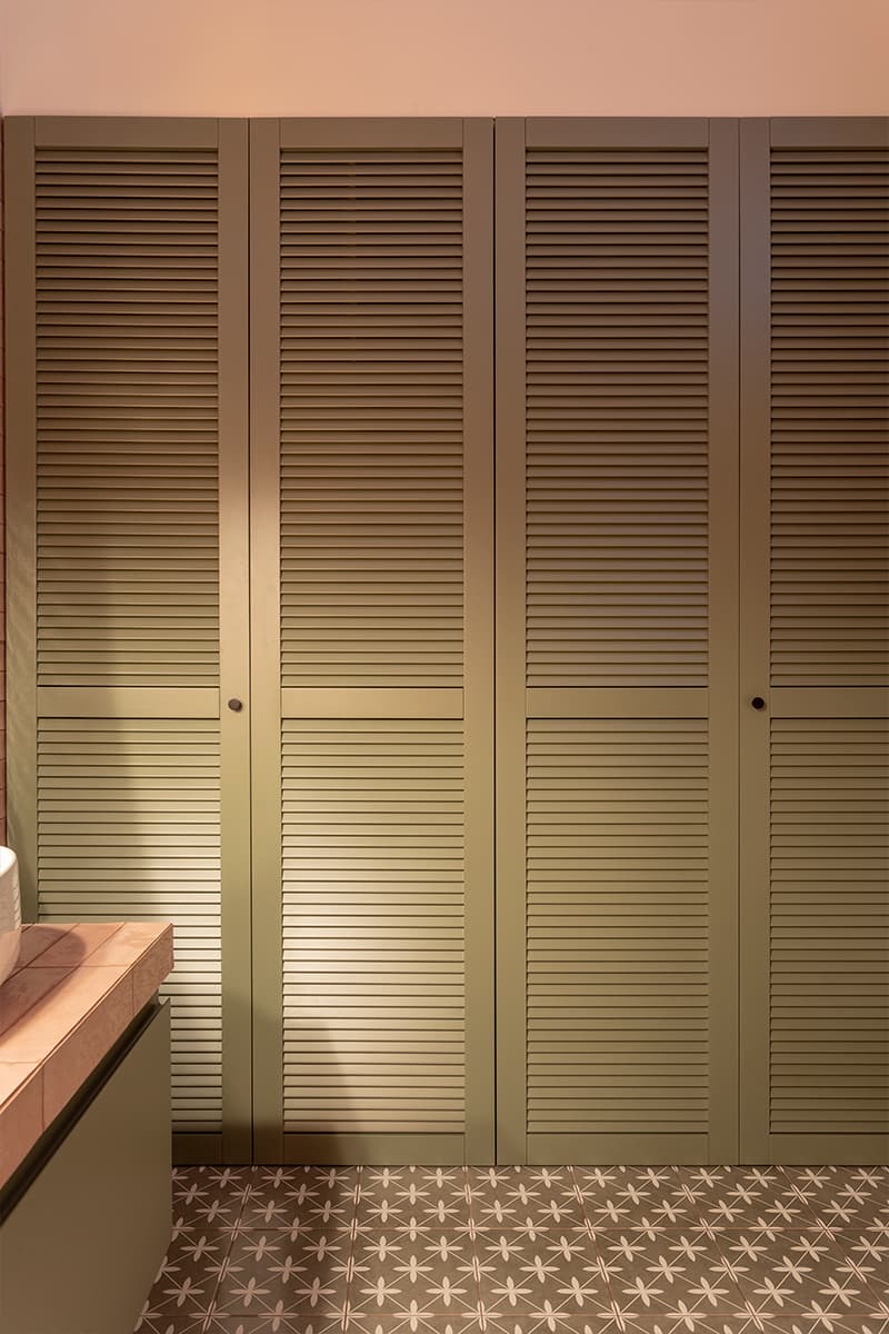 Стеклянные витражи и мозаичные панно в интерьере квартиры для креативной девушки — проект Ольги Гура