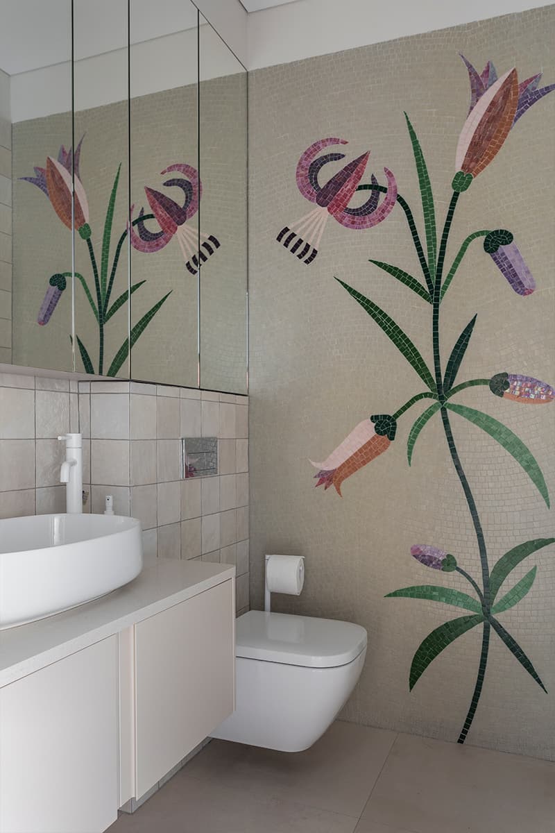 Стеклянные витражи и мозаичные панно в интерьере квартиры для креативной девушки — проект Ольги Гура