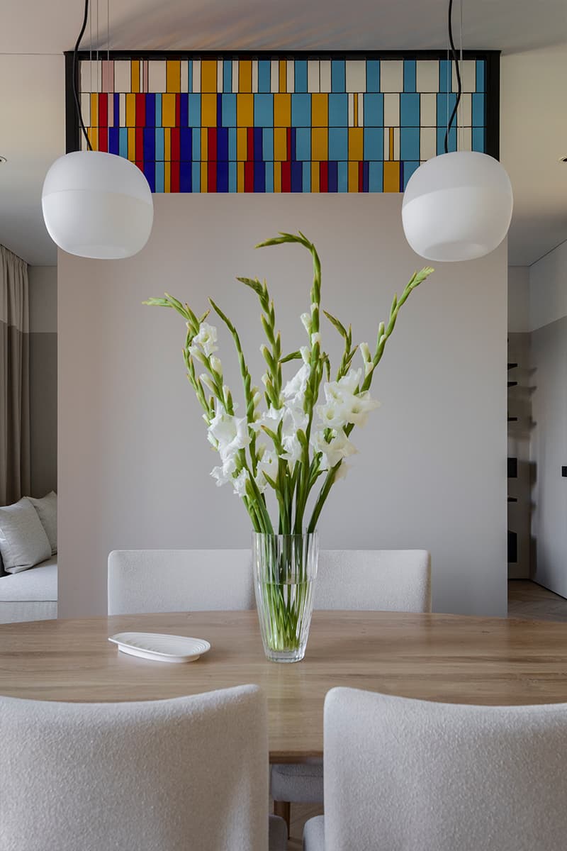 Стеклянные витражи и мозаичные панно в интерьере квартиры для креативной девушки — проект Ольги Гура