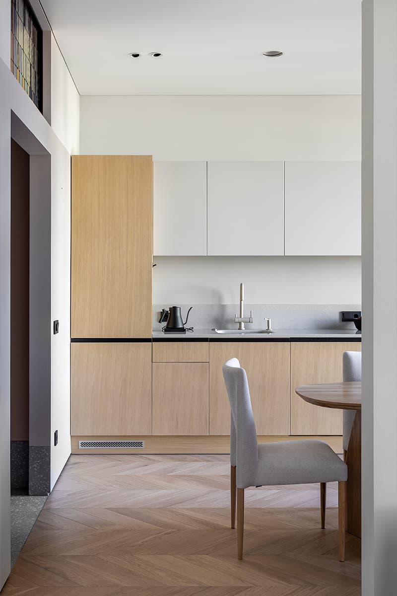 Стеклянные витражи и мозаичные панно в интерьере квартиры для креативной девушки — проект Ольги Гура